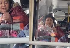 TikTok: Mujer es captada preparando una ‘michelada’ mientras viaja en el transporte público [VIDEO]