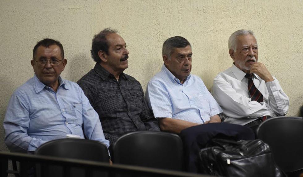Los militares retirados Francisco Gordillo Martinez, Hugo Zaldana Rojas, Manuel Antonio Callejas y Edilberto Letona Linares esperando la lectura de su sentencia.