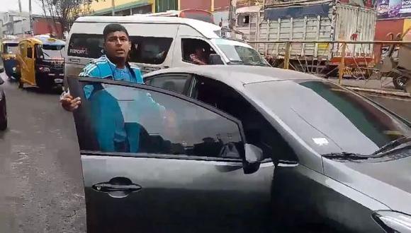 San Juan de Miraflores: Conductor dejó en medio de la pista su auto y ofende a periodista. (Twitter/FernandoLlanos)