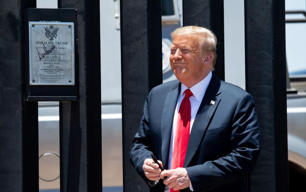 El presidente Donald Trump visitó el martes la frontera con México para celebrar la construcción de más de 320 kilómetros (200 millas) de muro. (AFP/SAUL LOEB).