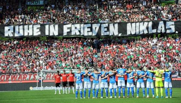 Este es el emotivo homenaje tras la muerte de joven promesa del Hannover 96. (En el Nombre del Fútbol)