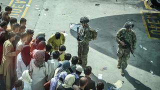 Tropas de EE.UU. controlan el aeropuerto de Kabul y los talibanes sus inmediaciones