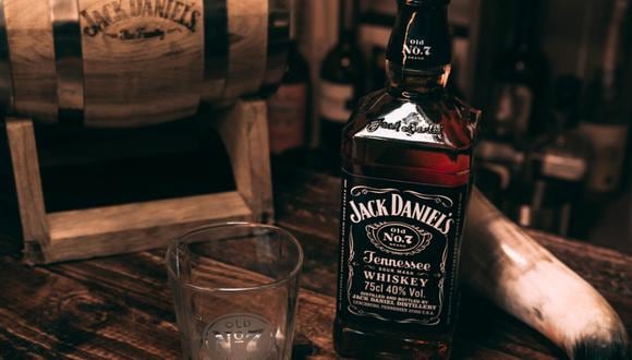 Es falso que el whisky no se debe mezcalr con agua,  unas gotas de agua  ayudan a que el whisky revele más su espíritu. (Foto: Jack Daniel’s)