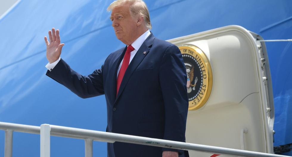 El presidente de Estados Unidos, Donald Trump, desembarca del Air Force One a su llegada al aeropuerto internacional de Miami, Florida. (AFP/SAUL LOEB).