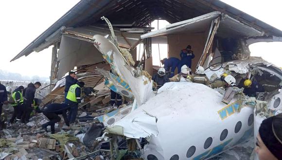 Kazajistán: Accidente de avión con 100 personas a bordo deja 15 muertos. (AP)