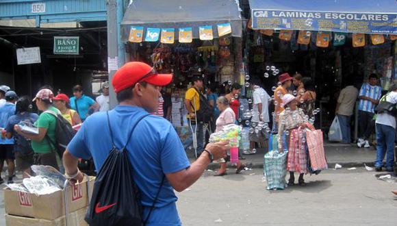 Los comerciantes ofrecen hasta comida al paso. (Sofía Pichihua)