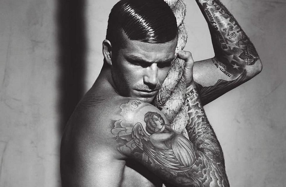 David Beckham. Fue uno de los primeros en poner a la moda los tatuajes dentro del fútbol. Uno de los más importantes son los que llevan en el brazo, los cuales son un homenaje a su familia. (Internet)