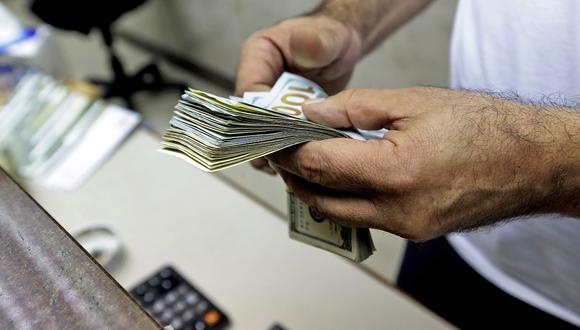En el mercado paralelo o casas de cambio de Lima, el tipo de cambio se cotizaba a S/ 3.630 la compra y S/ 3.650 la venta. (Foto: AFP)