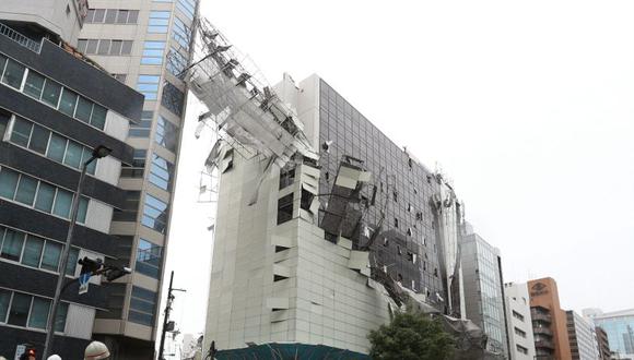 En las redes sociales circularon impactantes imágenes recogidas por ciudadanos donde se podían ver techos desprendidos de edificios que volaban hasta chocar con tendidos eléctricos. (Foto: EFE)