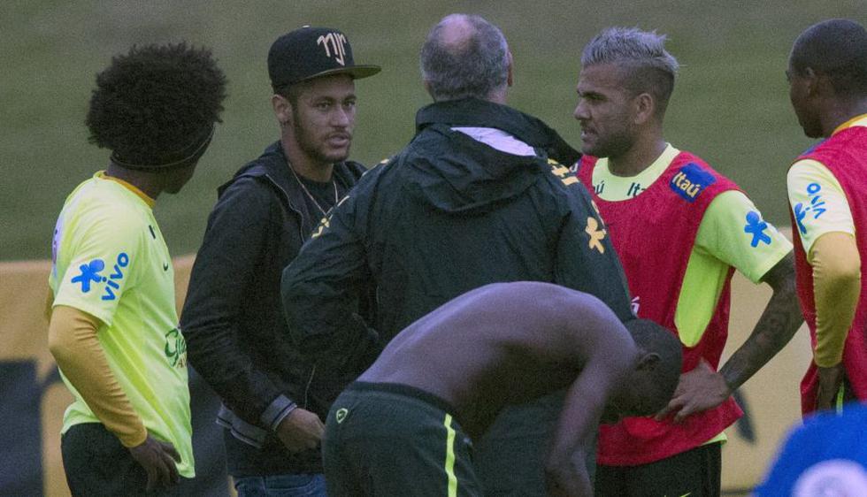 Neymar regresó a la Granja Comary, donde concentra la selección de Brasil, para levantarles los ánimos a sus compañeros. (AP)