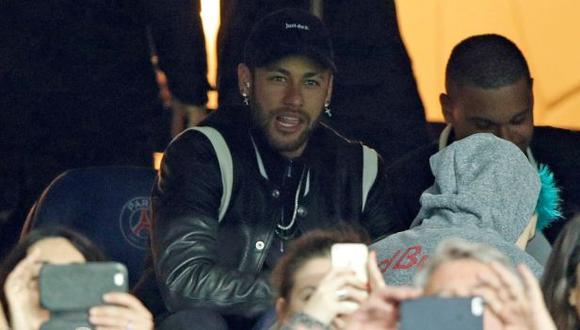 Lesionado, Neymar estuvo en la eliminación de PSG de la Champions League. (Foto: EFE)