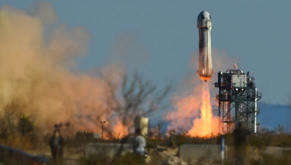 Un cohete New Shepard de Blue Origin se lanza desde el sitio de lanzamiento uno en el oeste de Texas al norte de Van Horn el 31 de marzo de 2022. (Foto: Patrick T. FALLON / AFP)