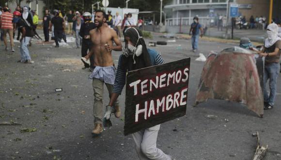Bloqueos. La oposición al gobierno chavista obstaculizó diversas vías de Caracas y otras ciudades. (AP)
