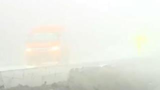 No ven nada: vehículos deben transitar por Pasamayito, pese a densa neblina