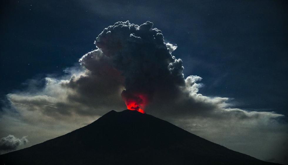 La isla de Bali cerró el viernes su aeropuerto internacional debido a que el monte Agung arrojó una columna de humo y cenizas a 2.500 metros de altura.  (Foto: EFE)