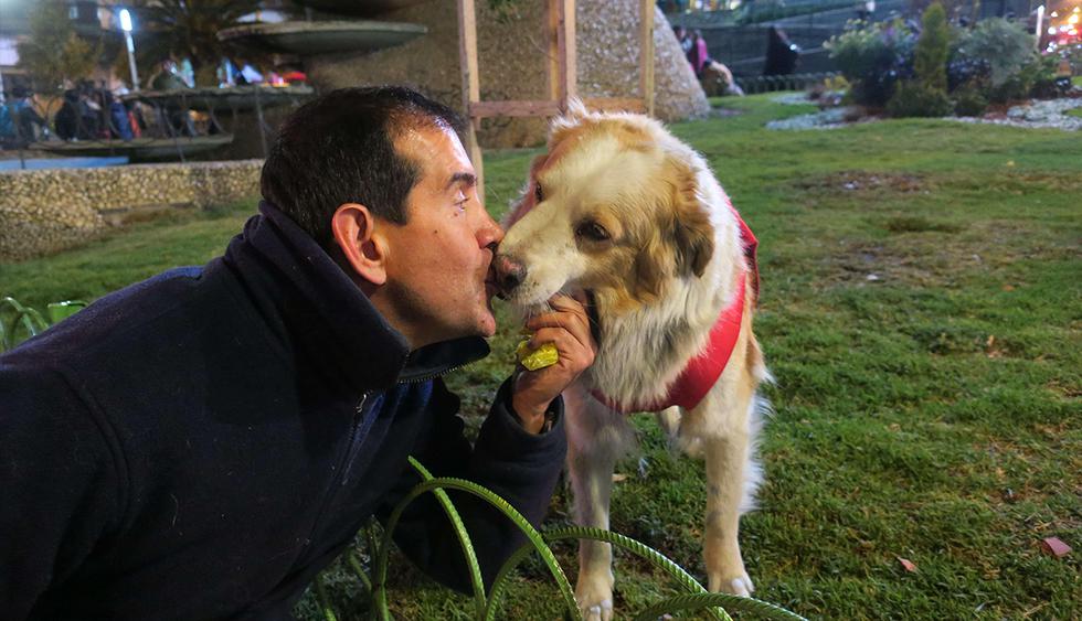 El boliviano 'Ferchy' Kushner posa junto a Choco, un perro callejero en La Paz, Bolivia. (EFE)