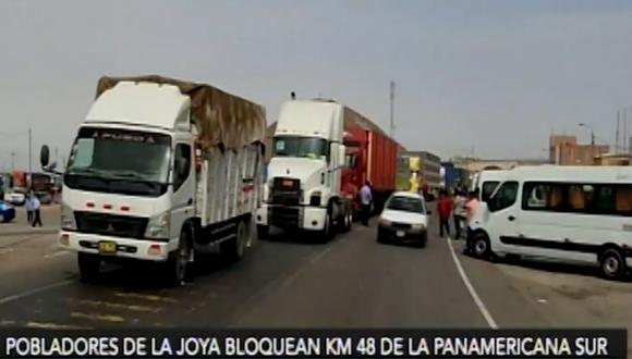 Vehículos están varados a la altura del Km 48 de la Panamericana Sur. (RPP)
