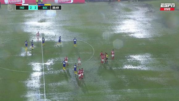La incesante lluvia ocasionó que el árbitro paralizara las acciones. Foto: ESPN.