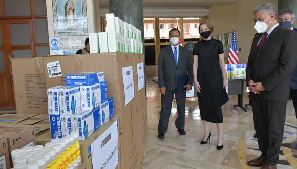 El ministro del Interior, José Elice, aprecia los equipos donados por los Estados Unidos. Observa la embajadora de ese país en Lima, Lisa Kenna.