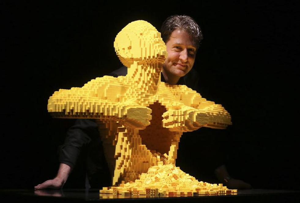 ‘Amarillo’ está hecho con con 11,000 piezas Lego.  (Reuters)