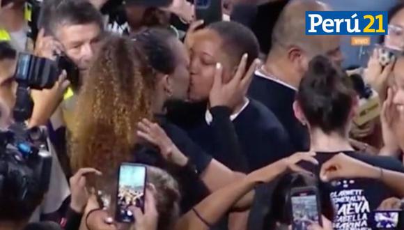 Beso de Clarivett Yllescas y su novia busca visibilizar la igualdad. (Captura de video)