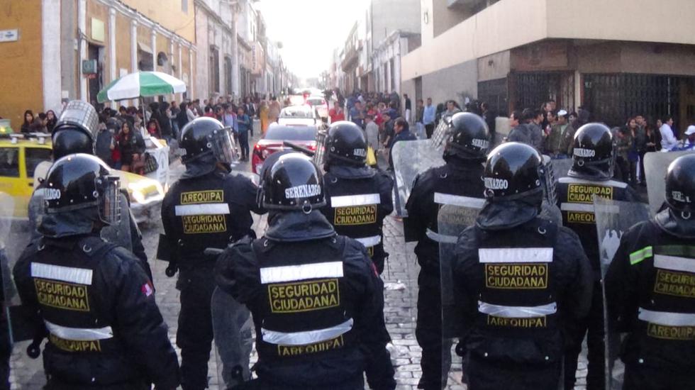 Policías y serenos desalojaron a más de 10 mil personas del Centro de Arequipa. (Miguel Idme/Perú21)