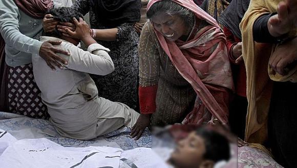 Deudos lloran la muerte de un familiar tras atentado en dos iglesias en Pakistán. (AP)