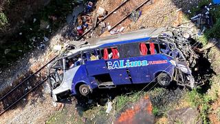 Brasil: al menos 16 muertos al caer un autobús a un barranco