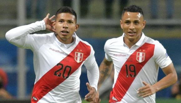 Yoshimar Yotún y Edison Flores, autores de dos de los tres tantos de la selección peruana ante Chile. (Foto: AFP)