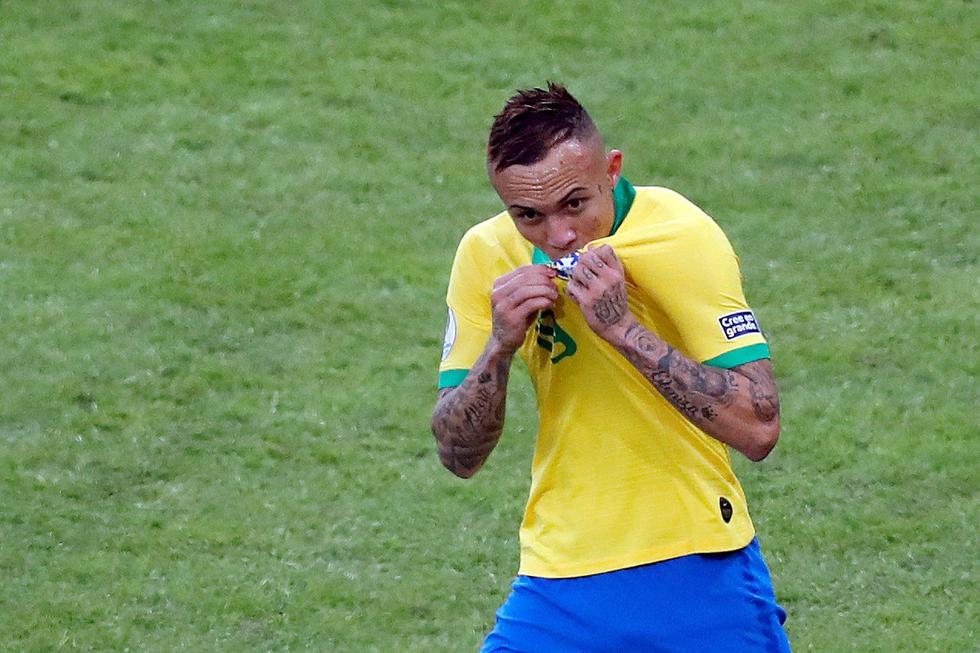 Brasil abre la cuenta ante Perú en la final de la Copa América gracias a Everton. (Foto: AFP)