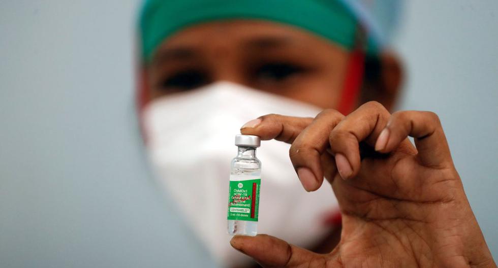 Una enfermera muestra un frasco de COVISHIELD, la vacuna AstraZeneca fabricada por Serum Institute of India, en un centro médico en Mumbai, India. (REUTERS/Francis Mascarenhas).