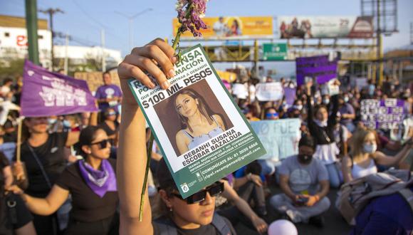 Personas sostienen carteles mientras participan en la marcha de mujeres exigiendo justicia para Debanhi Escobar, quien desapareció el 9 de abril y fue encontrada muerta ayer en el tanque de agua del motel Nueva Castilla, en Monterrey, estado de Nuevo León. ( Foto de Julio César AGUILAR / AFP)