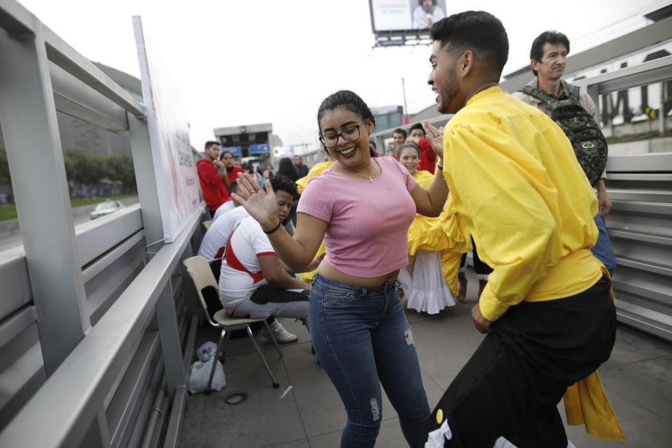 Panamericanos Lima 2019: Bailarines en la estación del Metropolitano reciben a los asistentes al evento. (Anthony Niño de Guzmán)