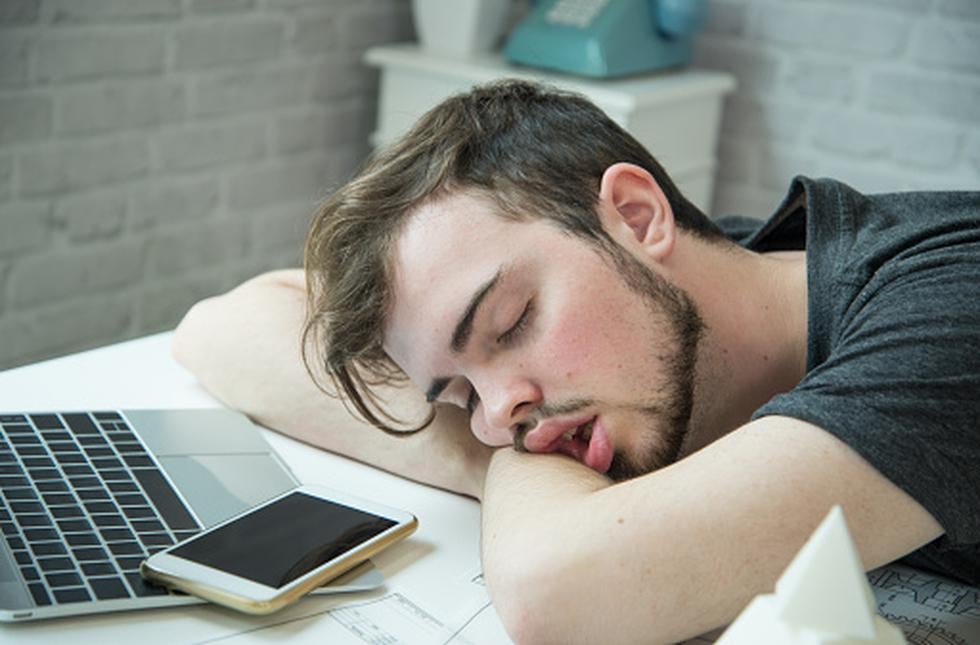 ¿Dormir más el fin de semana permite recuperar tu sueño? sí y no. (Getty)