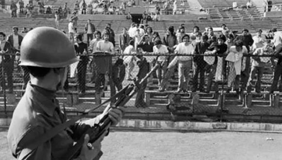 Un soldado chileno hace guardia frente a los prisioneros, en el estadio Nacional de Chile tras el golpe de Estado de Pinochet, en 1973 (Reuters)
