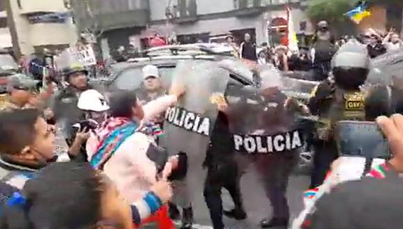 Manifestantes y policías se enfrentaron en exteriores del Congreso.