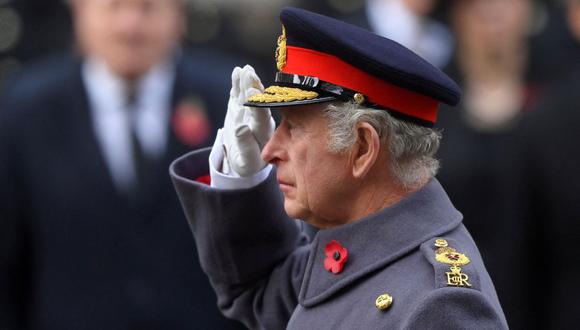 El rey Carlos III de Gran Bretaña asiste a la ceremonia del Domingo del Recuerdo en el cenotafio de Whitehall en el centro de Londres, el 13 de noviembre de 2022. (Foto de TOBY MELVILLE / POOL / AFP)