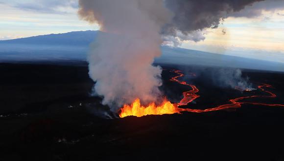 Una imagen aérea de la fisura 3 en la zona del Rift del noreste de Mauna Loa en erupción la mañana del 30 de noviembre en Hawái. (Foto de Handout / Servicio Geológico de EE. UU. / AFP)