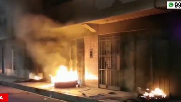 Grupo de personas prendieron fuego a llantas colocadas en el ingreso de tres locales nocturno en la ciudad de Juliaca, en Puno. (Captura: América Noticias)