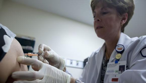 Neoyorquinos se vacunan como parte de una campaña para evitar más muertes. (Reuters)