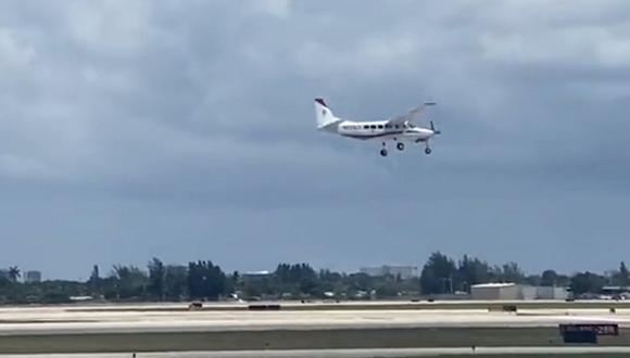 Momento que la avioneta Cessna 208  aterriza en el aeropuerto de Palm Beach. (Foto: Twitter)