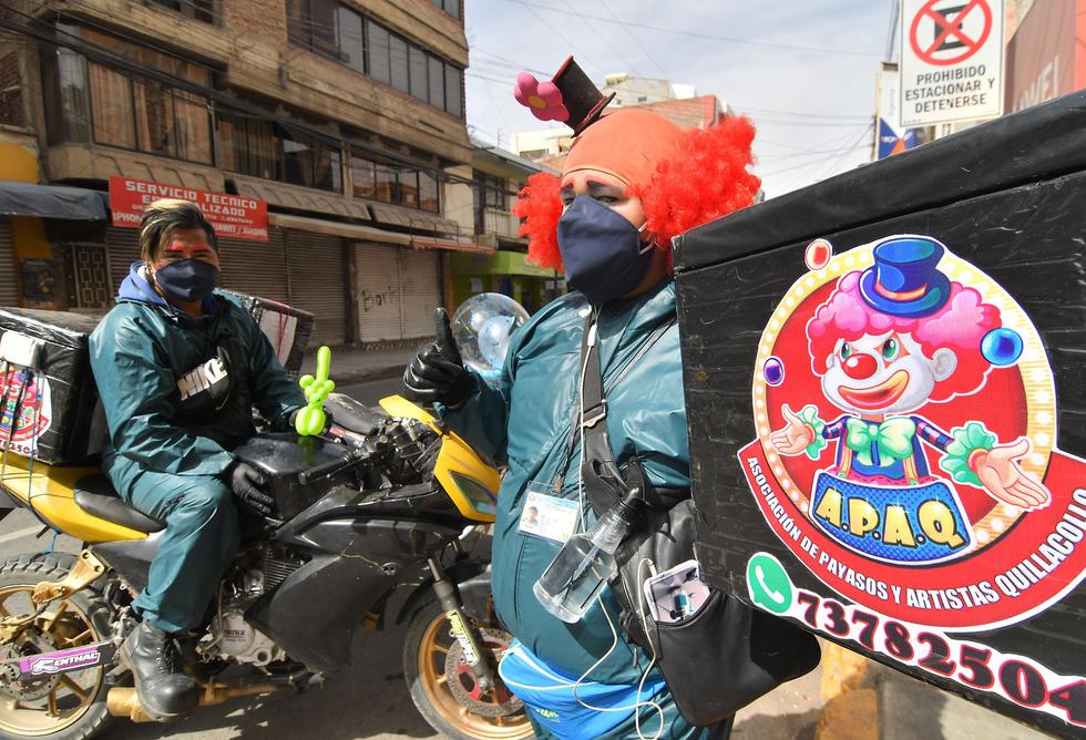 La falta de trabajo ha obligado a reinventarse a unos payasos bolivianos, que se han pasado al reparto a domicilio sin perder la sonrisa.  (Foto: EFE/Jorge Ábrego)