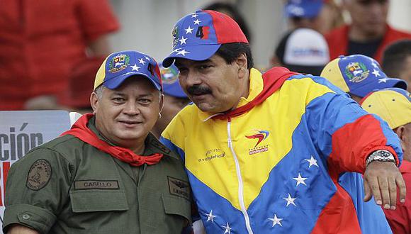 Maduro junto a Diosdado Cabello en el acto en Caracas. (AP)