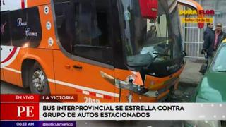 Bus interprovincial se estrella contra cinco autos estacionados en La Victoria