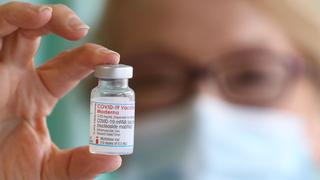 Coronavirus: Moderna pide autorización para aplicar su vacuna en adolescentes en Europa y Canadá
