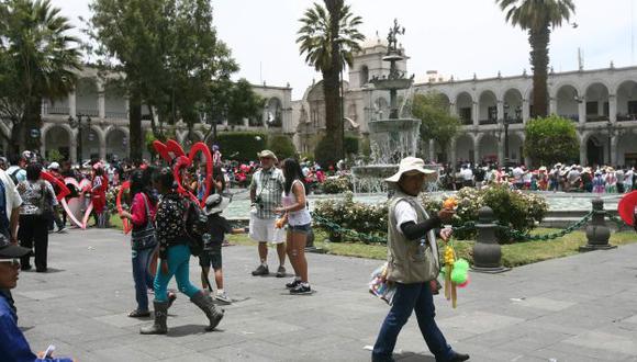 Comerciantes informales invaden el Centro Histórico. (Miguel Idme)