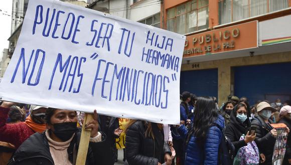 Una mujer lleva un cartel que dice 'Puede ser tu hija, hermana'. No más feminicidios' durante una manifestación contra la violencia hacia las mujeres y la corrupción en la justicia boliviana en La Paz, 31 de enero de 2022. (Foto de JORGE BERNAL / AFP)