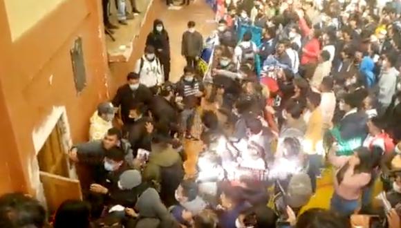 Tragedia en Bolivia: Cuatro estudiantes muertos y 40 heridos tras  detonación de granada en asamblea universitaria | Bolivia | universitarios  en Bolivia | explosión en Bolivia avalancha humana | | MUNDO | PERU21
