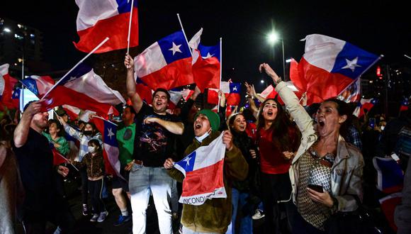 Las personas que rechazan el nuevo proyecto de constitución celebran después de conocer los resultados de la votación parcial del referéndum, en Santiago, el 4 de septiembre de 2022. (Foto de Martin BERNETTI / AFP)