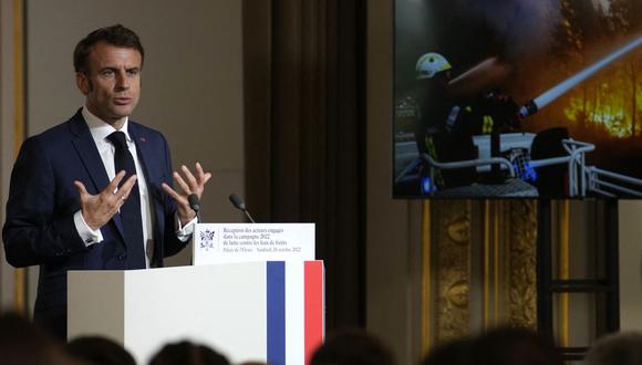 El presidente de Francia, Emmanuel Macron, pronuncia un discurso durante una recepción para los participantes involucrados en la lucha contra los incendios forestales durante el verano de 2022, en el Palacio presidencial del Elíseo en París, el 28 de octubre de 2022. (Foto de Christophe Ena / POOL / AFP)